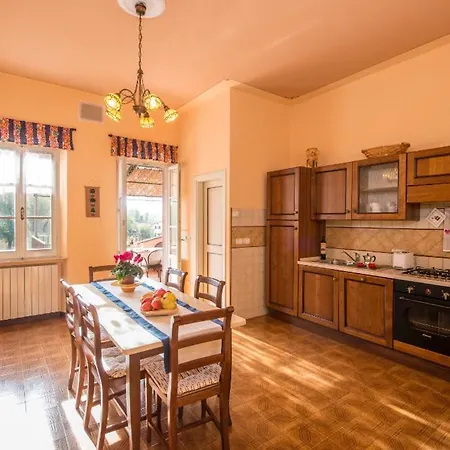 Popoltaio-schiacciato Sleeps 6 Pool T762675 Ravigliano